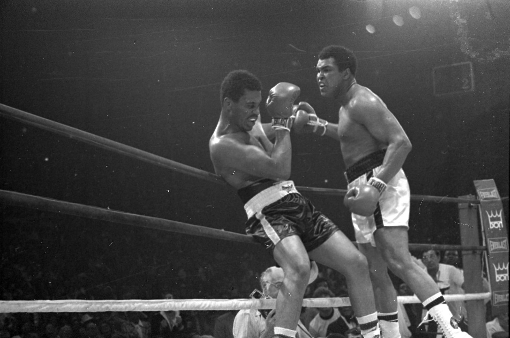 1976: Muhammad Ali earns 15-round decision over Jimmy Young